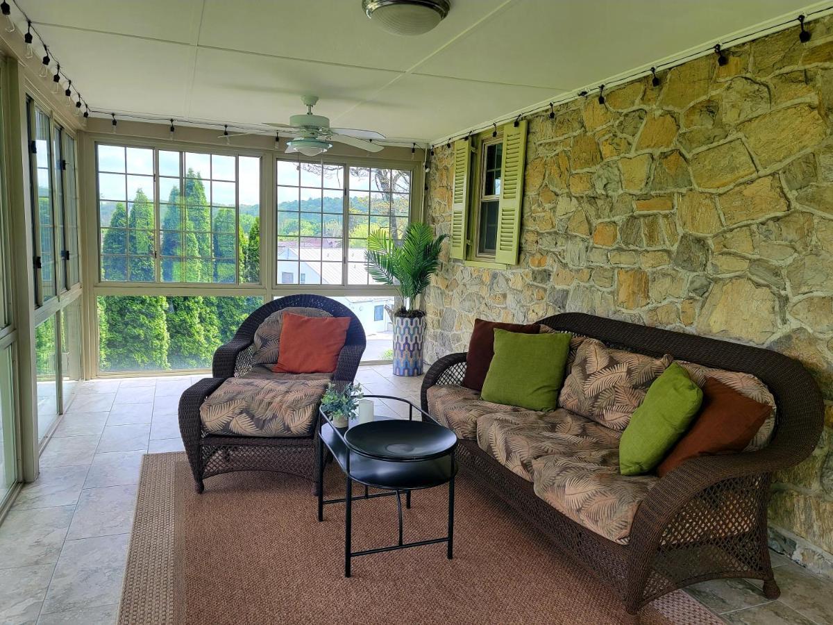 Downingtown Manor - 1900S Farmhouse With Creek Views מראה חיצוני תמונה